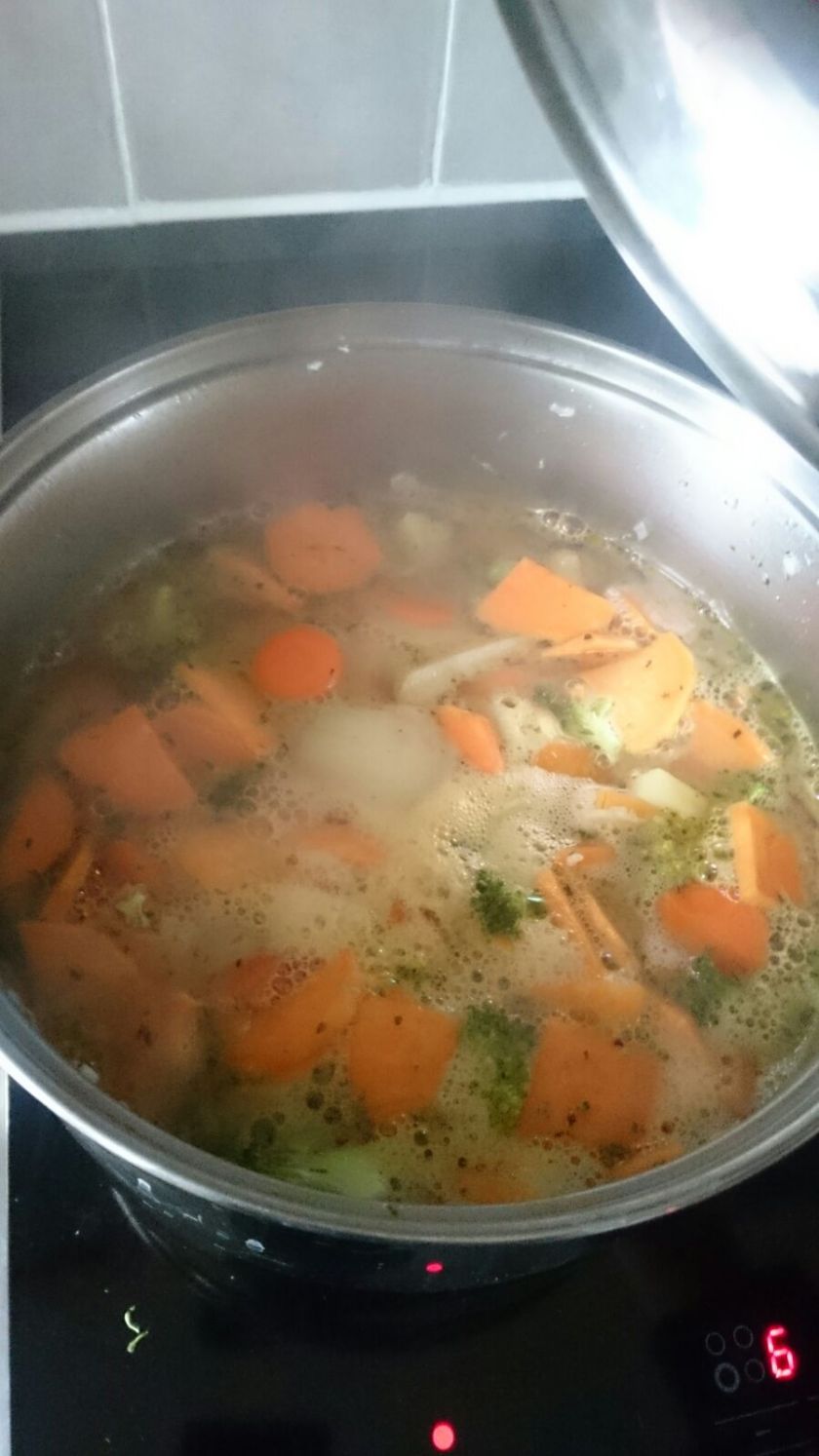 vegetable-soup-cooking
